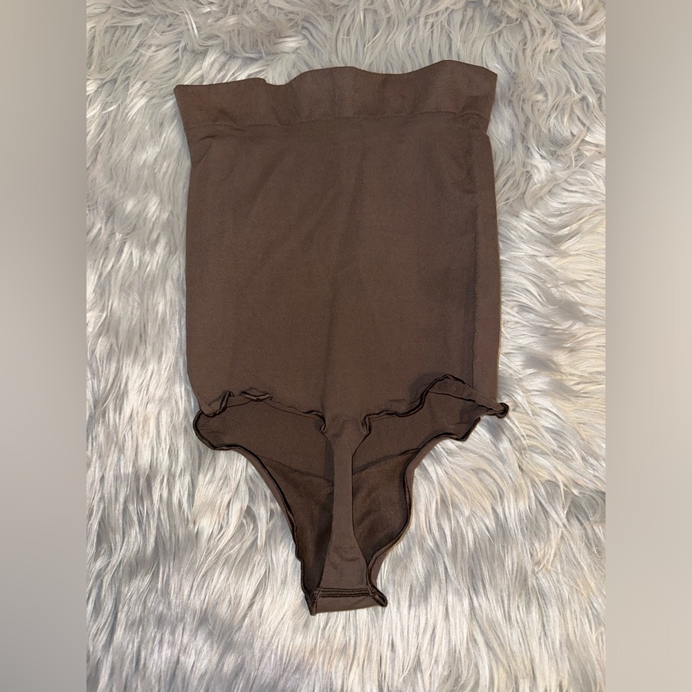 Skims seamless sculpt high waisted thong - Picture 2 of 4